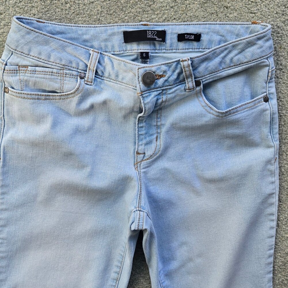 1822 Denim Taylor Light Wash Cuffed Capris Jeans - Picture 4 of 5